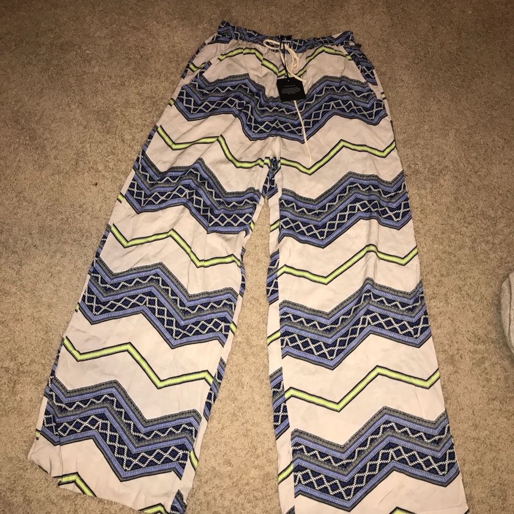 Bobeau Palazzo pants with large zig zag pattern